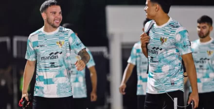 Ragnar Oratmangoen kala membela Timnas Indonesia.