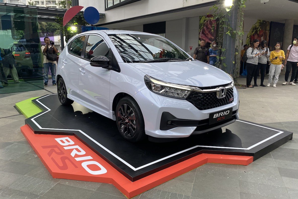 Perbandingan pajak mobil tahunan Honda Brio RS dengan Toyota Agya GR Sport.