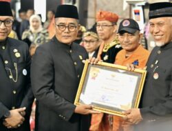 Mahyeldi Dapat Piagam dan Pin Emas Tokoh Masyarakat Padang