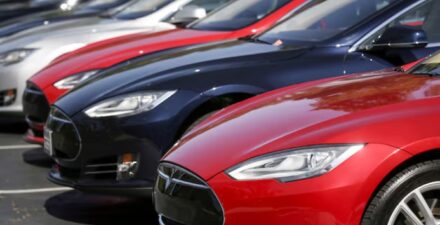 Mobil otonom Tesla tabrak pengendara motor hingga tewas.