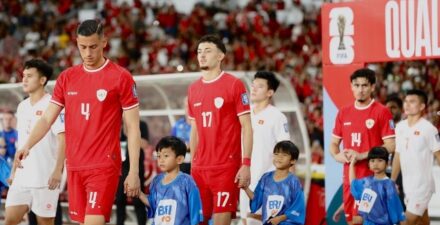 Jay Idzes dan Ivar Jenner berpotensi saling sikut di laga FC Utrecht vs Venezia FC.