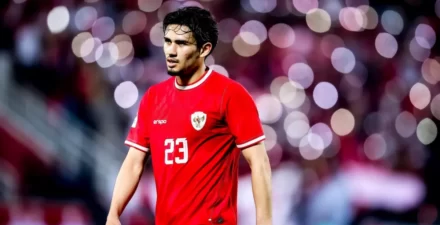 Nathan Tjoe-A-On kala membela Timnas Indonesia.