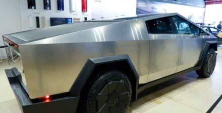Tesla hentikan pemesanan untuk Cybertruck verian termurah.