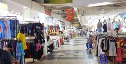 Pedagang pasar tanah abang mengelukan omzet turun