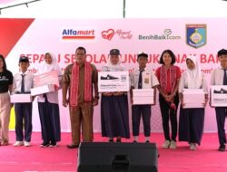 Alfamart Bagikan 375 Pasang Sepatu untuk Siswa SMP di Lombok dan Bima