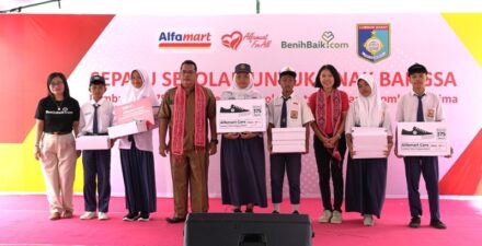 Alfamart Bagikan 375 Pasang Sepatu untuk Siswa SMP di Lombok dan Bima