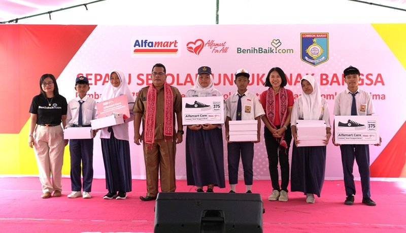 Alfamart berbagi sepatu sekolah untuk ratusan anak di Lombok dan Bima.