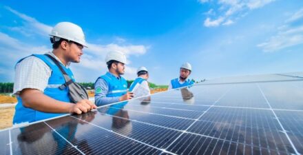 Petugas PLN melakukan inspeksi solar panel PLTS IKN.