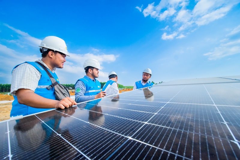 Petugas PLN melakukan inspeksi solar panel PLTS IKN.