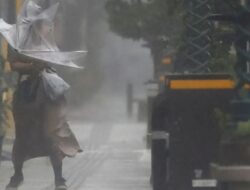 Topan Ampil Hentikan Layanan Shinkansen dan Penerbangan di Jepang