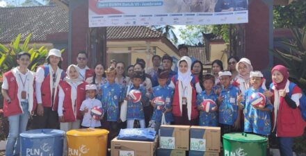 Penyerahan bantuan pendidikan di SD Negeri 1 Manistutu melalui program PLN Peduli oleh Relawan Bakti BUMN Batch VI