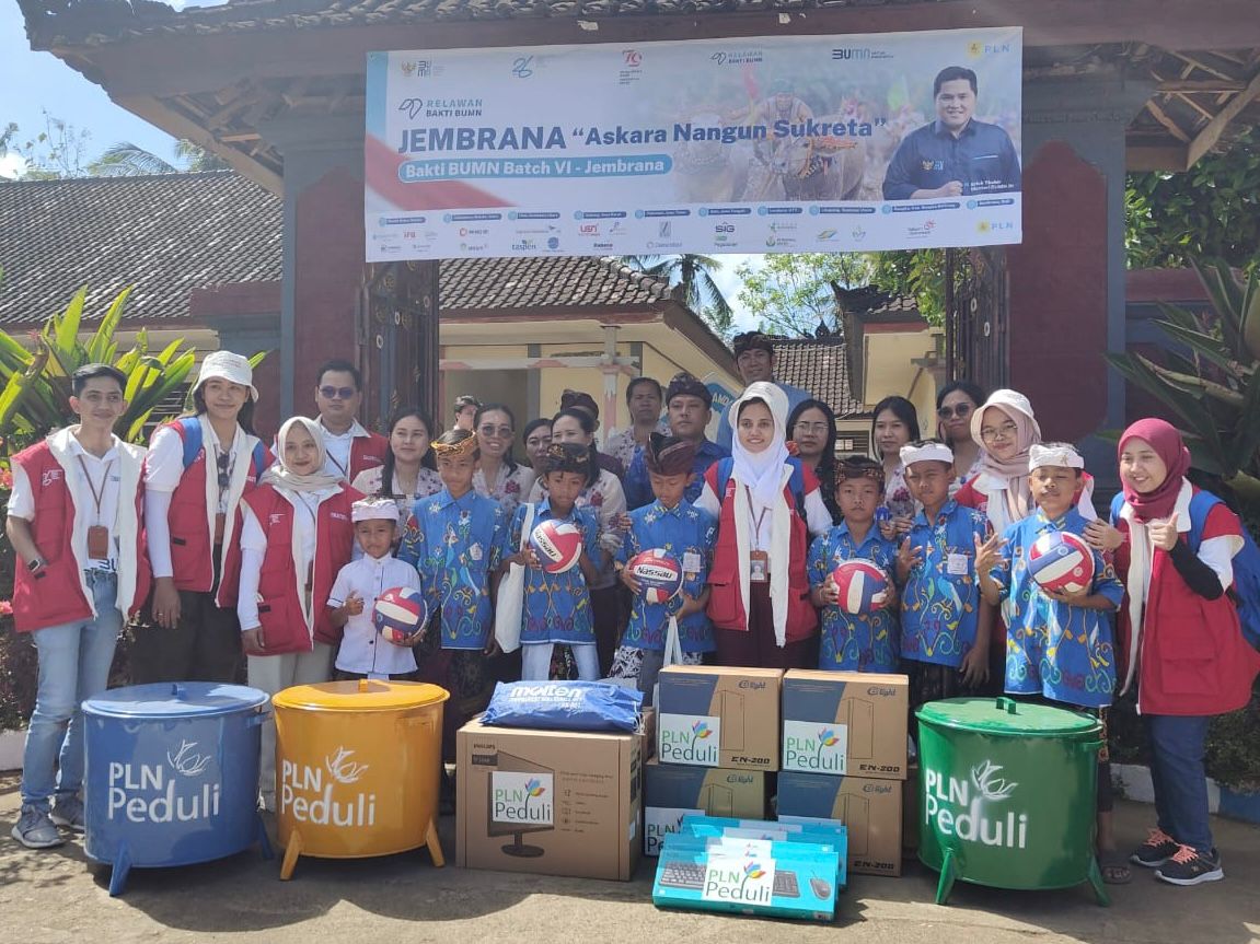 Penyerahan bantuan pendidikan di SD Negeri 1 Manistutu melalui program PLN Peduli oleh Relawan Bakti BUMN Batch VI