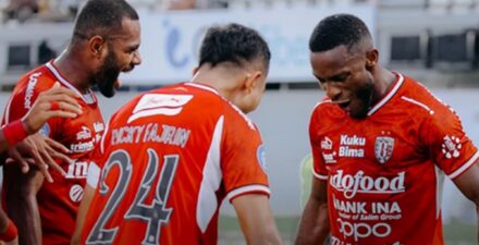 Laga Bali United vs Semen Padang.