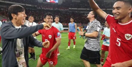 Shin Tae-yong bersama Rizky Ridho dan Pratama Arhan.