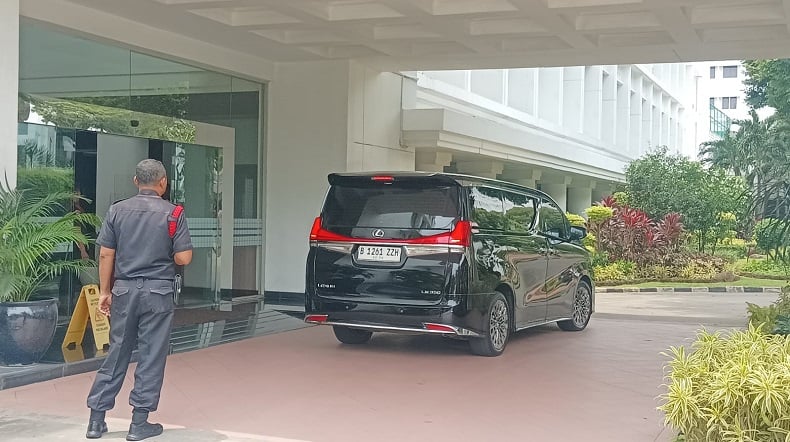Lexus LM yang digunakan oleh Menteri Investasi Rosan Roeslani.