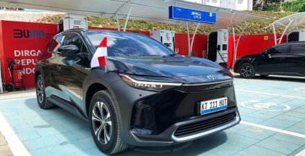 Toyota bZ4X digunakan sebagai pendukung mobilitas VVIP pada upacara HUT Ke-79 RI di IKN.