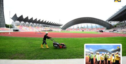Petugas memotong rumput Stadion Harapan Bangsa/SHB, Provinsi Aceh pada Selasa (20/08). Insert: Menteri PUPR Basuki saat meninjau SHB, berpesan untuk mempercepat pembangunan.