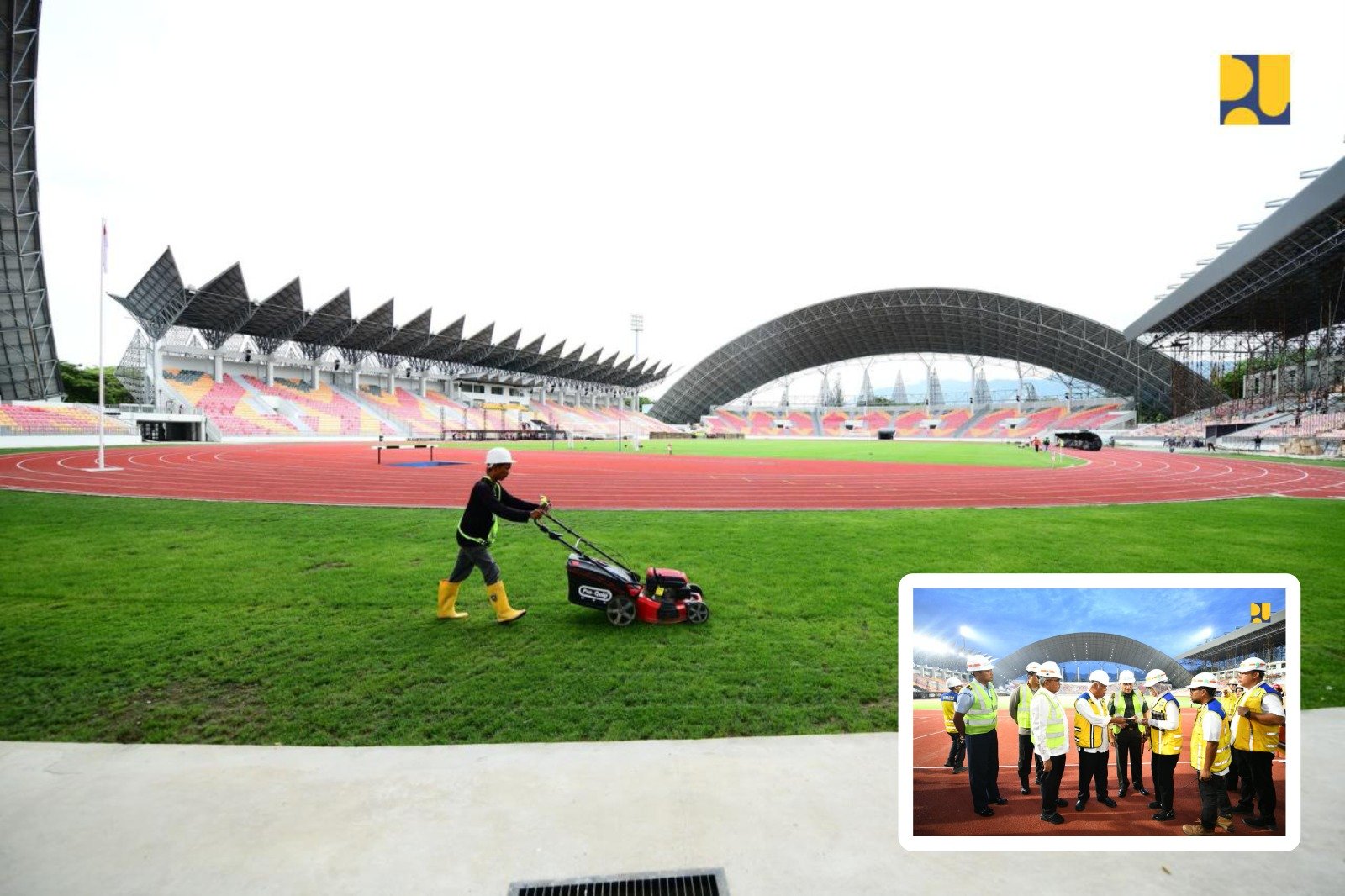 Petugas memotong rumput Stadion Harapan Bangsa/SHB, Provinsi Aceh pada Selasa (20/08). Insert: Menteri PUPR Basuki saat meninjau SHB, berpesan untuk mempercepat pembangunan.