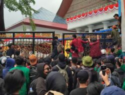 Ratusan Demonstran Kawal Demokrasi di Sumatera Barat