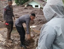 Tim SAR Ternate Gali Lumpur Cari Korban Banjir
