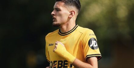 Justin Hubner diturunkan sebagai gelandang oleh pelatih Wolverhampton Wanderers di laga kontra Arsenal U-21