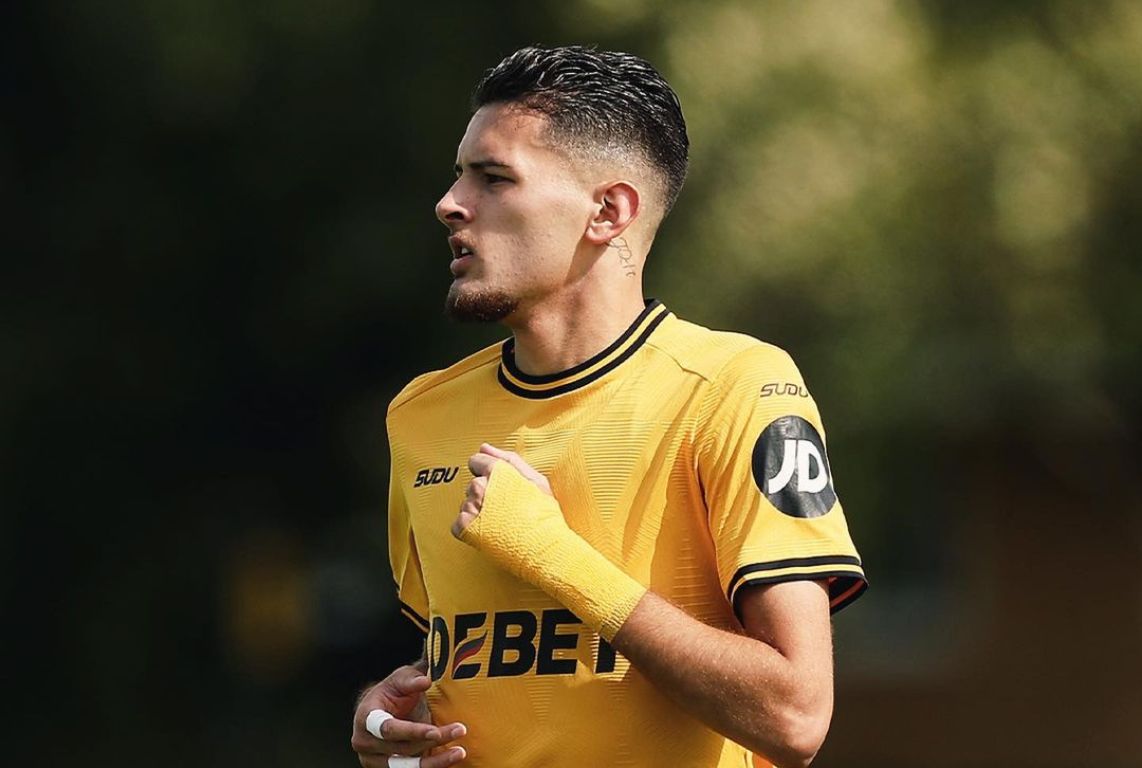 Justin Hubner diturunkan sebagai gelandang oleh pelatih Wolverhampton Wanderers di laga kontra Arsenal U-21