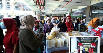 Aktivitas Pedagang Pasar Godean di Lantai 1 pada Rabu (28/8). Insert: Presiden Joko Widodo meresmikan pembangunan Pasar Godean di Yogyakarta, Rabu (28/8/2024).