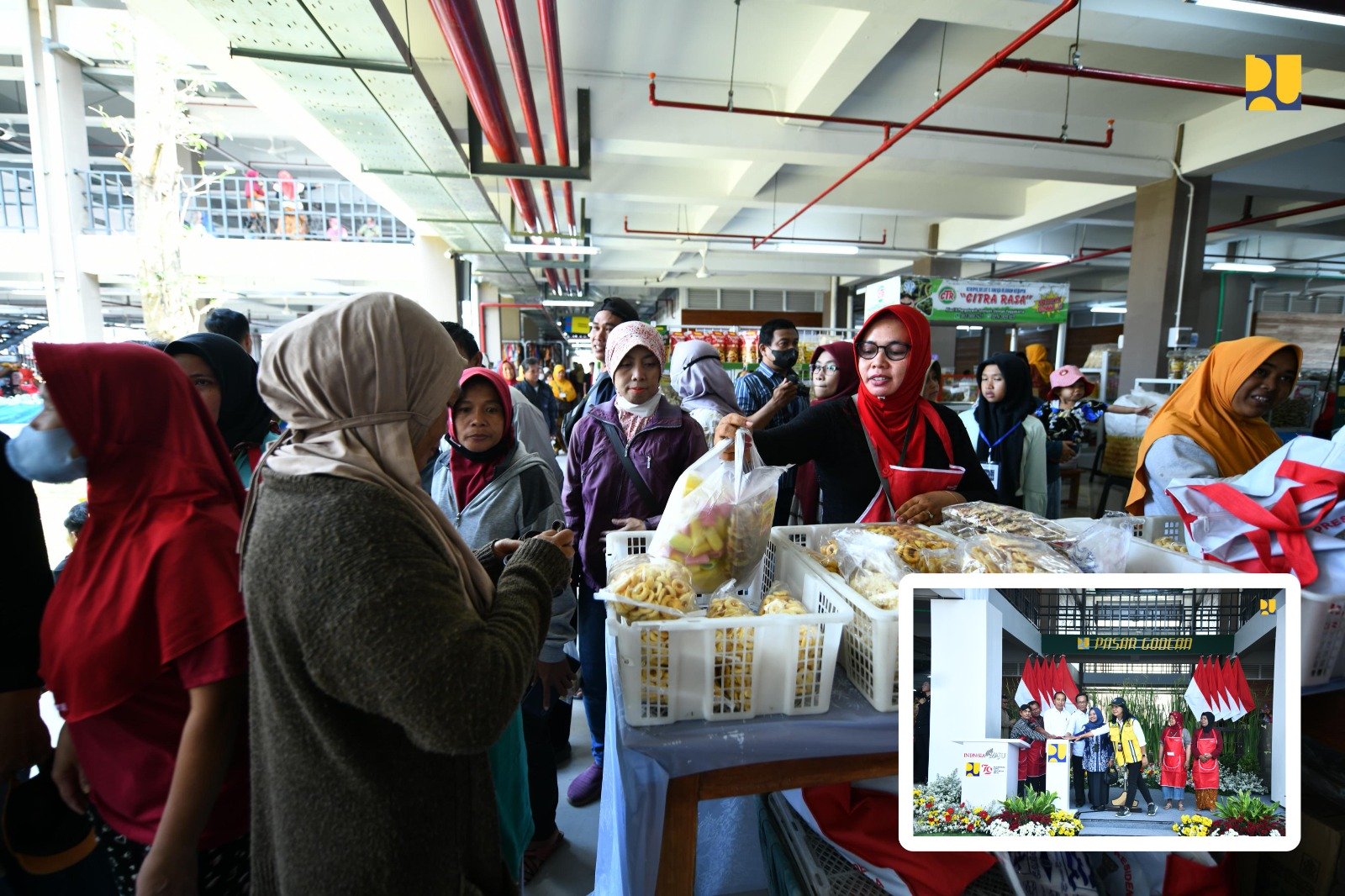 Aktivitas Pedagang Pasar Godean di Lantai 1 pada Rabu (28/8). Insert: Presiden Joko Widodo meresmikan pembangunan Pasar Godean di Yogyakarta, Rabu (28/8/2024).