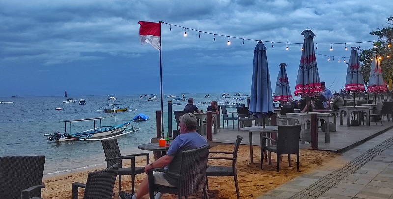 Luhut Sindir Keberaaan Turis yang Tinggal di Bali.