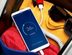 Cara Benar Mengisi Daya Ponsel di Motor