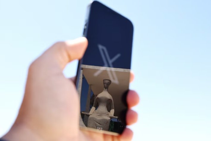 Brasil mengancam memblokir X dan membekukan rekening Starlink.