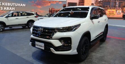 Perbandingan pajak mobil Toyota Fortuner vs Mitsubishi Pajero.