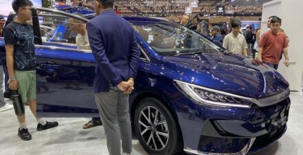 BYD M6 pada GIIAS 2024.