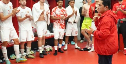 Erick Thohir dan para pemain Timnas Indonesia.