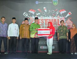 Gubernur Mahyeldi Resmikan Festival Merah Putih dan Program Subsidi Bunga bagi Pelaku Usaha Mikro di Padang Panjang