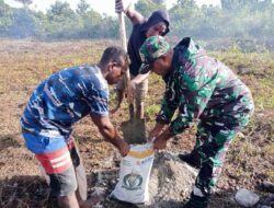 Satgas Habema dan Warga Mumugu Gotong Royong Bangun Lapangan Voli