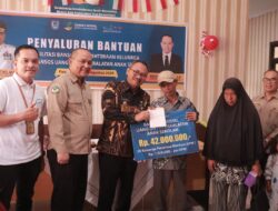 Pj Wako Suprayitno Serahkan Bansos Kesejahteraan KK Dan Peralatan Anak Sekolah