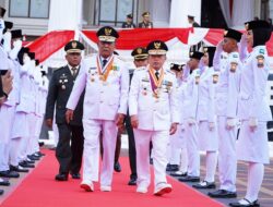 Hadiri Upacara Penurunan Bendera, Gubernur Tegaskan Bangun Bangsa Dengan Persatuan