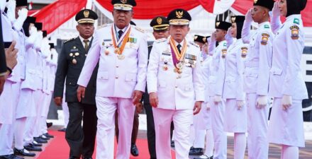 Hadiri Upacara Penurunan Bendera, Gubernur Tegaskan Bangun Bangsa Dengan Persatuan