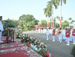 Pimpin Upacara HUT RI ke-79 Tingkat Provinsi, Gubernur Mahyeldi Ingatkan Pentingnya Memperkokoh Persatuan dalam Menyongsong Indonesia Emas
