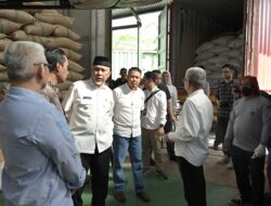 Gubernur Mahyeldi Lepas Ekspor Produk Kulit Manis PT STS ke Amerika Serikat