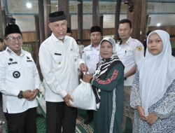Gubernur Mahyeldi Salurkan 650 Paket Bantuan Pangan untuk Korban Terdampak Bencana di Tanah Datar