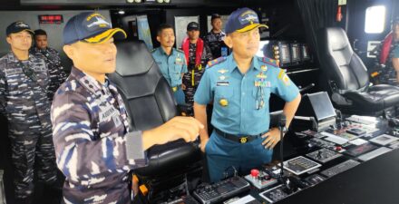 Komandan Guspurla Koarmada III inspeksi kesiapan KRI Bawal-875 di Ambon.