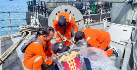 Jaga Kebersihan dan Kesehatan kapal, Koarmada III Laksanakan Fumigasi di Tiga Kapal Perang