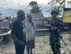 Komsos Kunjungi Warga, Satgas Habema Disambut Gembira Warga Mumugu