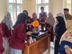 Mahasiswa KKN Unes Melakukan Penanganan Terhadap Pasca Panen Trawberry di Nagari Balingka