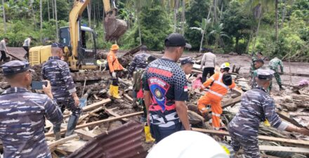 Hari kedua Banjir Bandang di Ternate, Prajurit Lanal Ternate Lanjutkan SAR dan Berikan Bantuan Korban banjir