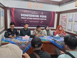 Dihadapan Puluhan Wartawan KPU Solsel Sosialisasikan Putusan MK