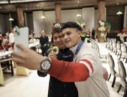 Momen Kebersamaan Prabowo Selfie Bareng Atlet Peraih Medali Olimpiade