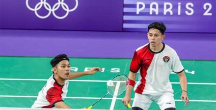 Pasangan ganda putra andalan Indonesia, Fajar Alfian dan Muhammad Rian Ardianto, harus mengakhiri perjalanan mereka di Olimpiade Paris 2024 dengan kekalahan di perempat final. Pada Kamis (1/8/2024). (dok.pbsi)